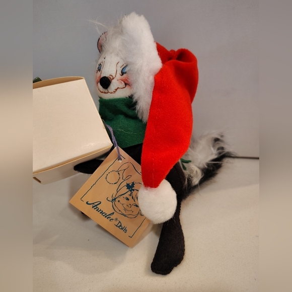Annalee Skunk  Christmas Santa  With Gift 1992 With Tags Fuzzy Tail Collectible - Picture 4 of 10